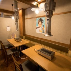 友達と集まる女子会には、心地よい空間が欠かせません。私たちの4名席は、親しい仲間との会話を楽しむのにぴったりな配置です。ゆったりとしたテーブルと温かみのあるインテリアが、リラックスできる雰囲気を演出しています☆ 美味しい料理とドリンクを囲みながら、思い出話や近況報告に花を咲かせる時間は特別なもの。