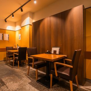 2名様掛けのテーブル席をご用意いたしております。お仕事中の昼食やご友人との飲み会など様々なシーンでお気軽にご利用いただけます。
