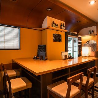 木目調でシンプルながら温かみあり落ち着いた店内は、おひとりさまでも安心してお食事を楽しんでいただけるカウンター席があります。