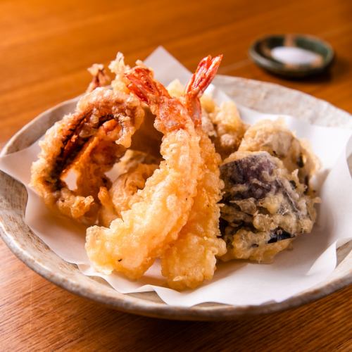 お酒と相性の良い一品料理を豊富にご用意いたしました。