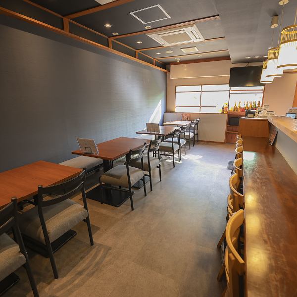 22名様までのご宴会にも対応できる広々としたテーブル席は、シックな色合いとシンプルで洗練された落ち着いた空間です。配置にゆとりを持たせることで、賑やかさがありながらも圧迫感のない環境を実現◎ご家族、ご友人との集まりに安心して利用でき、料理と会話を心ゆくまで楽しめるひとときを提供しています。