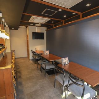 窓際にテーブル席は2名掛けとなっています！お一人様でのご利用も可能となっています。またデートや大切な人との記念日や誕生日にもおすすめです！ぜひ落ち着いた雰囲気の当店でおいしい鉄板料理をお楽しみいただきながら、素敵な1日を当店でお過ごしください♪