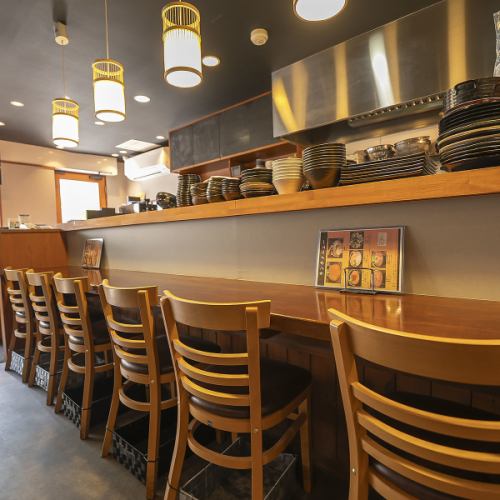 全6席の落ち着いたカウンター席は、お一人様でも気兼ねなく過ごせる特等席。スタッフとの会話を楽しんだり、目の前で仕上がる料理を眺めたりと、カウンターならではの醍醐味を存分に味わえます。仕事帰りの一杯や自分へのご褒美に、ゆったりとした贅沢な時間を過ごしませんか。