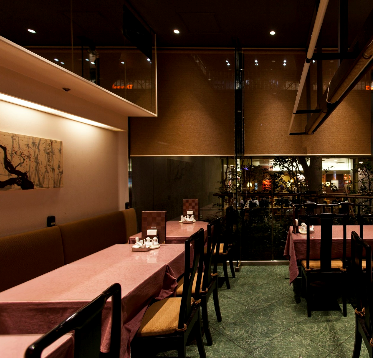 您可以在新宿隨意品嚐中餐。享受與美味佳餚和清酒的交談。