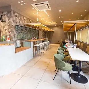 Table seating where you can sit comfortably.It's perfect for meals with family or friends.It's a spacious area.6-seater x 1, 4-seater x 1