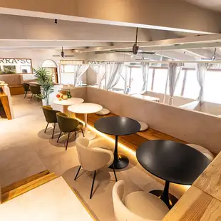 Up the stairs, you'll find table seating perfect for a girls' get-together.4-seater x 1, 2-seater x 2
