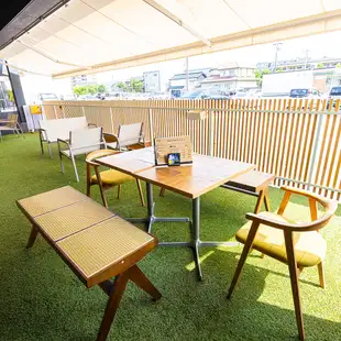 Enjoy a relaxing mealtime with your beloved dog while feeling the pleasant breeze.