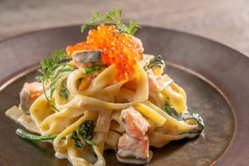 【12月限定】サーモンとほうれん草のクリームソース タリアテッレ イクラ添え