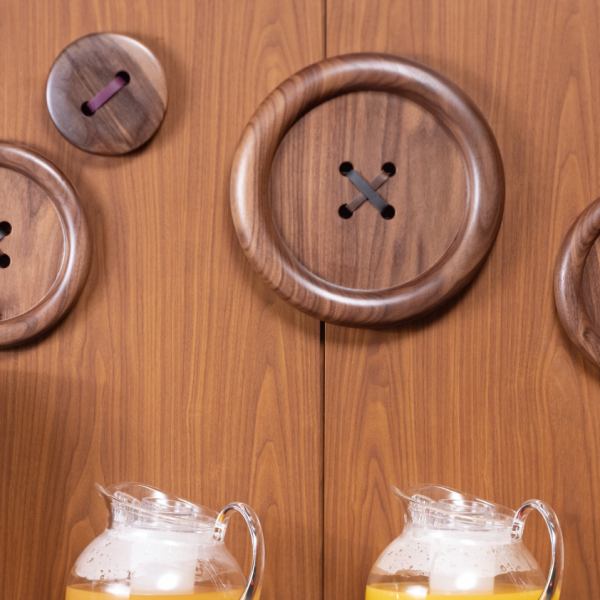 「日暮里繊維街」にちなんだデザインコンセプト。インテリアにも随所にファブリックや木製ボタンアートのモチーフなどを使っています。幅広いお客様にご利用頂ける明るく開放的な雰囲気です。ご家族連れも大歓迎です。