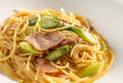 【5月おすすめ料理】ベーコンとグリーンアスパラガスのカルボナーラ