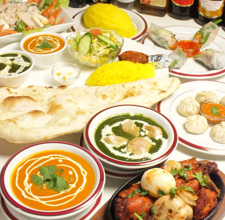 正宗咖哩尼泊爾菜餚和其他尼泊爾廚師揮動手臂美味健康的誇耀