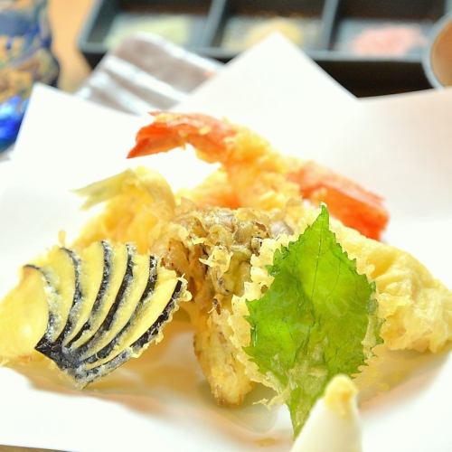 [Freshly fried and exquisite] Various types of crispy tempura