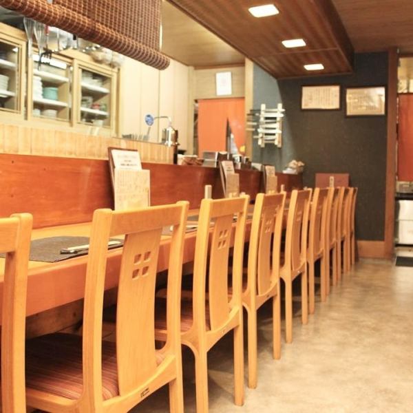 【アクセス便利な大人の隠れ家】函館市電2系統・5系統五稜郭公園前駅出口より徒歩約3分と便利が良く観光ついでにお気軽にお立ち寄りいただけます。カウンターは8席ご用意しており、お一人様でも入りやすい暖かみのある雰囲気が魅力です。