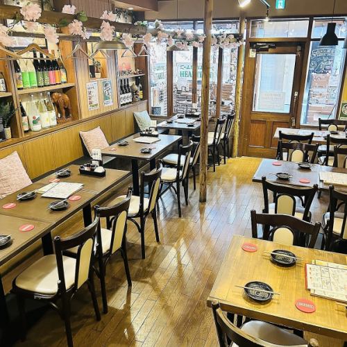 優しい木の温もりを感じられる店内