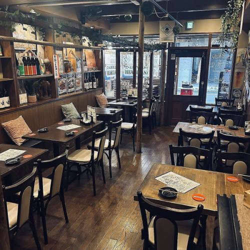優しい木の温もりを感じられる店内
