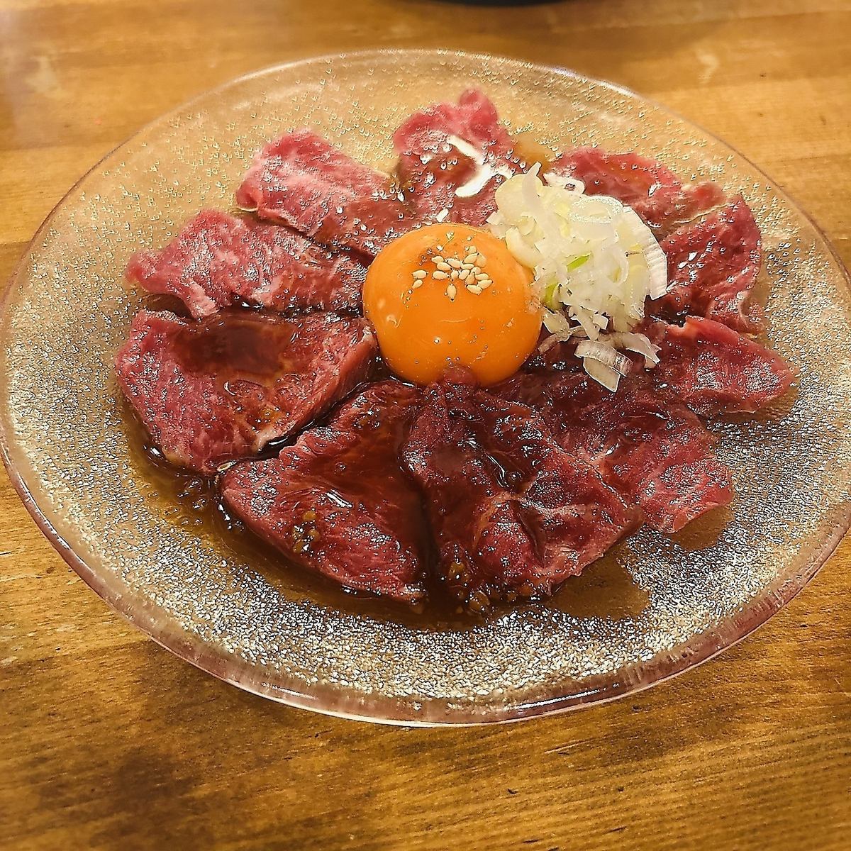 Fresh horse meat made into yukhoe! Enjoy it mixed with rich egg!