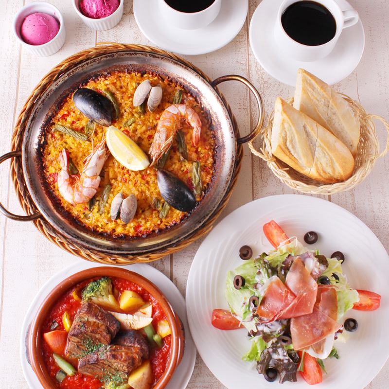 Enjoy our proud paella lunch using seasonal ingredients ♪