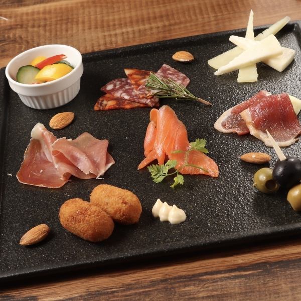 Perfect for drinking party snacks! "Assorted tapas" where you can enjoy 8 popular tapas at Spanish bars in Ginza