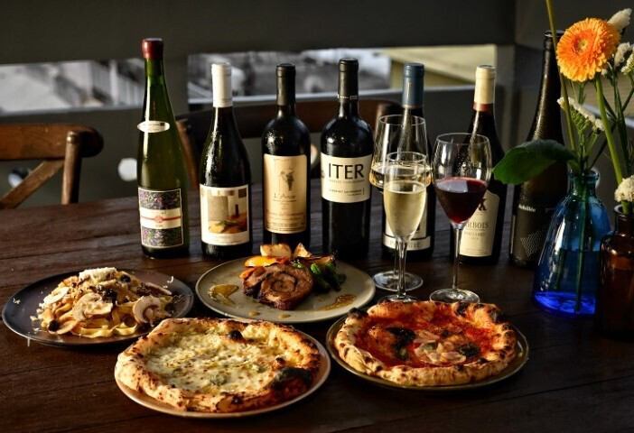 《少人数でもお気軽に♪》カウンター席・2名様用のテーブル席など様々なお席をご用意!サク飲み・夜カフェ利用も大歓迎、大人の隠れ家で時間を忘れて過ごせます。どこを切り取ってもフォトジェニックな店内はデートにもピッタリ。イタリアンをお召し上がり頂きながら語らうひと時に、お二人だけの親密なムードを演出します。