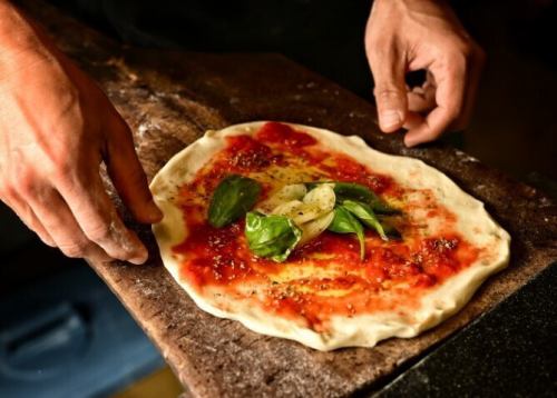 《こだわりのピザ》ピザ窯で焼き上げる本格ピッツァ！
