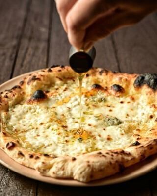 【クワトロフォルマッジョ　ブラッドオレンジソース】窯で焼き上げた当店名物ピッツァ◎