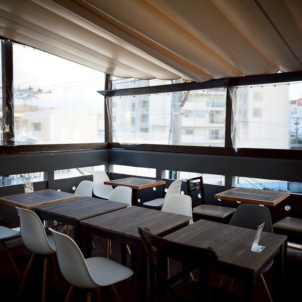 《極上テラス席》太陽、潮風、心まで洗われるような沖縄のテラスで、とっておきの「本格イタリアン」を堪能してみませんか？焼き立て熱々のピッツァやパスタに舌鼓を打つ贅沢なひと時。デート・女子会・パーティでのご利用もお待ちしております！ご旅行・観光のお客様には「旅の最高の思い出」としても大人気のお席です。