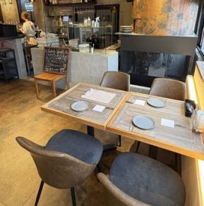 最大4名様でお食事できるお席は、ご家族でのお食事・お集りにも使い勝手が良くオススメ。