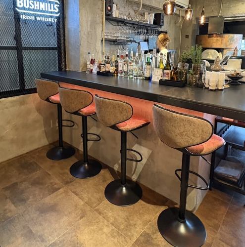 2階席にも落ち着いたカウンター席を完備。お一人様でゆったりお食事にもぴったりな環境です。