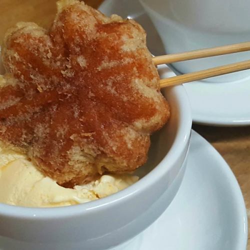 Hiroshima specialty Fried Momiji Manju Vanilla Ice Cream Soe