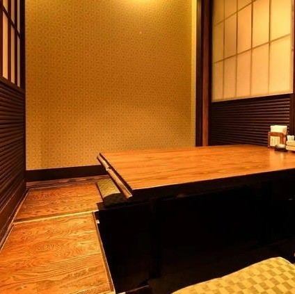 少人数でのお食事にご利用いただける個室をご用意しております。掘りごたつ席となっているので、ゆったりと足を伸ばしてお過ごしいただけます。お気軽なお食事から、大切な方へのおもてなし・接待会食にもおすすめ◎心温まる空間で、お食事と歓談をお楽しみください。