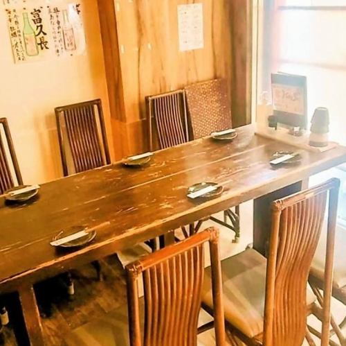 【桌席座位：最多可容纳12人】无论是与同事的酒会，还是与家人的聚餐，我们都能满足您的需求。我们提供各种桌席座位，无论您是与同事聚餐，还是与家人共享美食，都能在这里找到合适的座位。围坐在宽敞的餐桌旁，大家自然而然地交谈，营造出充满欢声笑语的和谐氛围。