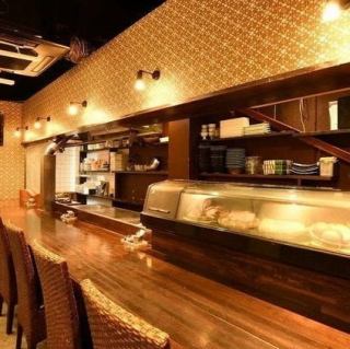 【吧台座位：最多可容纳16人】单人用餐也欢迎◎可以亲眼观看料理过程的特别座位♪1楼的吧台座位是可以欣赏厨师现场制作的特别座位。您可以一边聆听滋滋声、闻到香气，一边用所有的感官享受美食。与厨师的交谈也是乐趣之一。