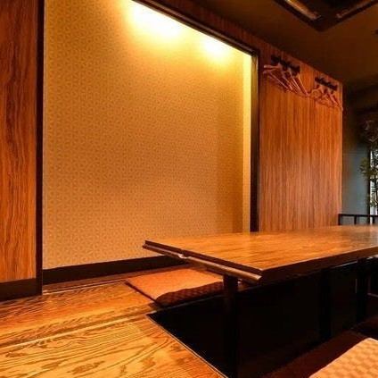 【楼层预订：最多可容纳35至40人】舒适的日式下沉式被炉座位。最适合公司宴会和团体旅行。我们提供适合团体预订的楼层，可举办各种宴会、商务招待、观光等活动。您可以使用二楼的所有下沉式被炉座位，那里温暖的灯光令人感到舒缓，最多可容纳 35 至 40 人。