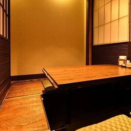 【私人下沉式被炉席位：最多可容纳4人】推荐用于小规模聚餐或宴会。适合小规模聚餐的完全私密空间。您可以在下沉式被炉座位的平静氛围中伸展双腿，放松身心。由于您可以不必担心周围的人而享受交谈，因此也推荐它作为家庭聚餐或招待重要客人或商务晚宴的场所。