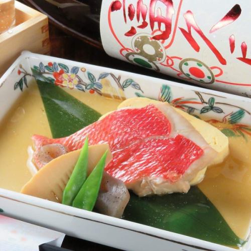 午餐供应时间为工作日 11:30 至 14:00。