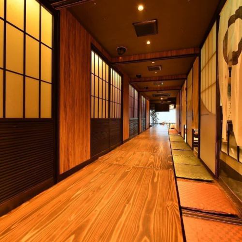 【フロア貸切：35～40名様まで】和の落ち着く掘りごたつ席。会社宴会・団体旅行に◎各種宴会や接待、観光での団体様に最適なフロア貸切をご提供しております。温かな灯りが和む2階の掘りごたつ席を全てお使いいただいて、35～40名様までご利用可能に。