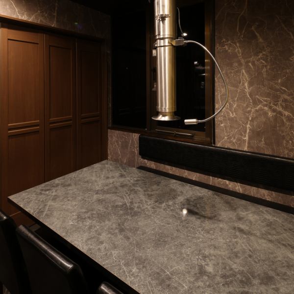 当店では、完全個室を完備しております。全2部屋のご用意があり、1部屋は最大7名様までご利用可能。さらに、2部屋を連結して最大14名様までご案内でき、大人数の利用にも対応いたします。まわりを気にせず過ごせるプライベートな空間のため、接待・宴会・記念日など、さまざまなシーンに合わせてご利用いただけます。