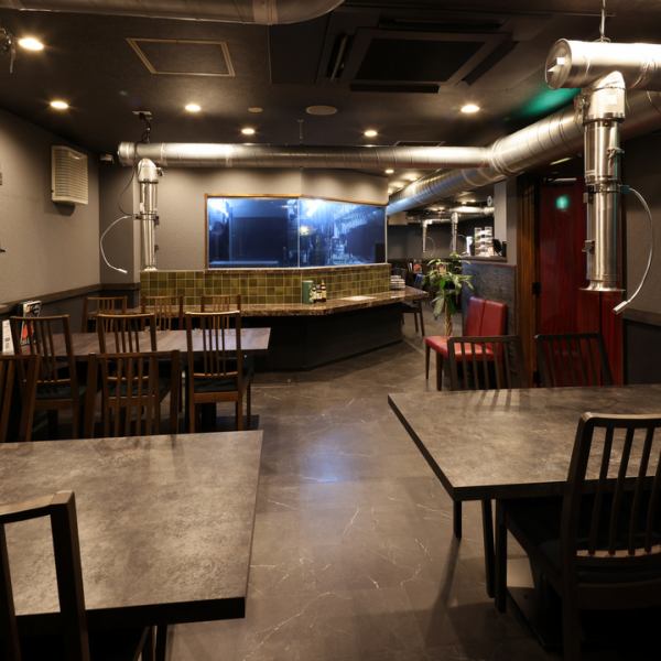 当店は全席テーブル席となっており、ゆったりお食事を楽しめるよう席間も広めです。お一人様でも気軽に利用でき、グループでのご来店も大歓迎。さらに、最大40名様までの貸切にも対応しており、宴会・打ち上げ・各種集まりなどにもぴったりです。用途に合わせて柔軟にご案内いたしますので、ぜひお気軽にご相談ください。