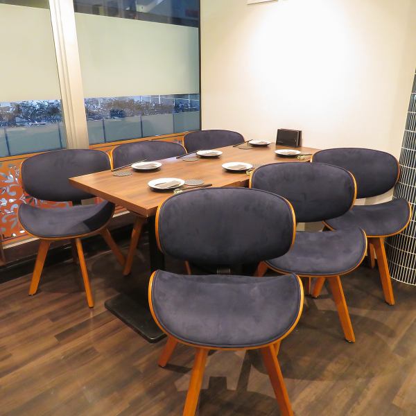 4～6名様でゆったり過ごせる空間に、座り心地にこだわった椅子をご用意。長時間のご利用でも快適にお楽しみいただけます。ご家族やご友人との会食、女子会やちょっとした集まりにも最適。リラックスできる席で、心地よいひとときをお過ごしください。