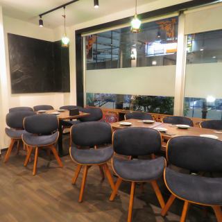 少人数から団体まで、貸切OKでゆったりとした時間をお過ごしいただけます。同窓会や結婚式二次会など特別な集まりやイベントにも最適。ご希望に応じて柔軟に対応いたしますので、お気軽にご相談ください。プライベートな空間で、心に残るひとときを。