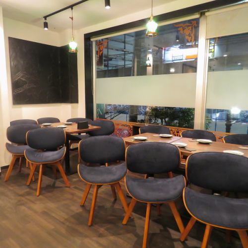 少人数から団体まで、貸切OKでゆったりとした時間をお過ごしいただけます。同窓会や結婚式二次会など特別な集まりやイベントにも最適。ご希望に応じて柔軟に対応いたしますので、お気軽にご相談ください。プライベートな空間で、心に残るひとときを。