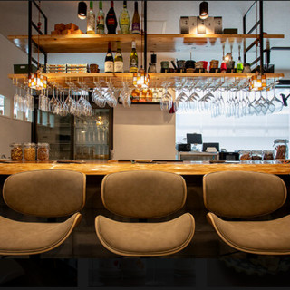 木の温もりを感じるカウンター席。ひとり飲みやデートにもぴったりの落ち着いた空間です。座り心地のよい椅子を採用しており、ゆったりとした時間をお過ごしいただけます。会話を楽しみながら、贅沢なひとときをどうぞ♪