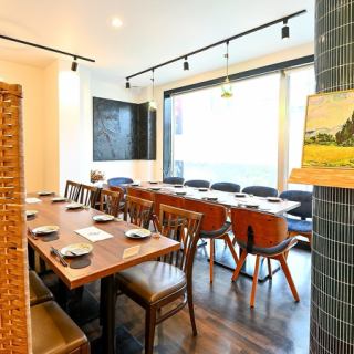 宴会席12~24名用。完全に区切られている空間ではありませんが店内の雰囲気を楽しめることや席同士の密着もなく仲間内での一体感は会話は通るお席です。