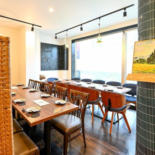 宴会席12~24名用。完全に区切られている空間ではありませんが店内の雰囲気を楽しめることや席同士の密着もなく仲間内での一体感は会話は通るお席です。