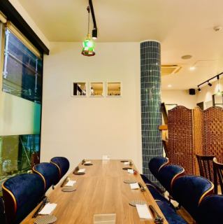 こだわりの雰囲気作り。暖かいライトはレトロな空間・おしゃれに演出♪大事な人とのお食事はお店の雰囲気を大事ですよね。