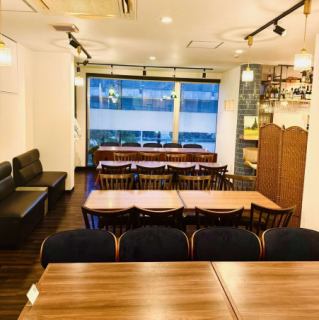40名1つの空間でお食事できるお席♪もちろん貸切もできます。カウンター側にもお席のご用意ができます。