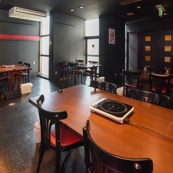 【テーブル】4名掛けテーブル席×4、座敷席×8の広々とした空間で、ゆったりとお食事をお楽しみいただけます。貸切も可能で、宴会や接待などの大切なシーンにも最適。落ち着いた雰囲気の中、心を込めたおもてなしで特別なひとときを演出します。