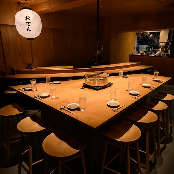 落ち着く木目調の温かい雰囲気の中、デートや記念日に最適な空間をご提供します。中央テーブルの鍋から、おでんを自由にお取りいただけるスタイルが特徴です。出汁にこだわったおでんは当店の自慢で、宴会や女子会にもぴったりの場所です。心温まるひとときをお楽しみください。