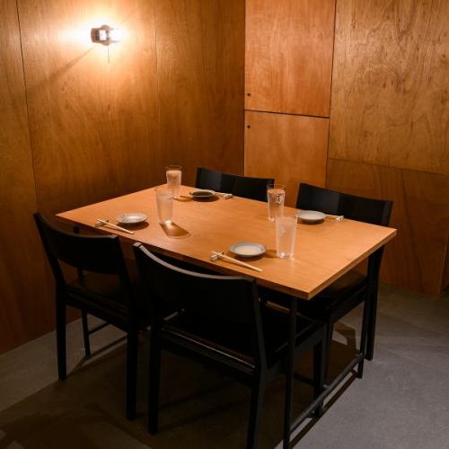 <p>宴会や飲み会に最適な空間を提供します。女子会やグループでの飲み会、会社宴会など、幅広いシーンにご利用いただけます。洗練された和のモダンな空間は、カジュアルすぎず程よい高級感があり、お祝い事にも最適です◎10名様～20名様での貸切も承っておりますのでお気軽にご相談下さい！貸切も相談可能◎</p>