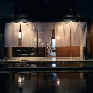 【貸切の際はお電話にてお問い合わせ下さい】10名様以上の貸切を承っており、宴会や女子会、記念日など特別なシーンに最適です。※10名様より人数少ない場合もご相談下さい！落ち着いた木目調の空間で、こだわりの三種出汁おでんや新鮮な海鮮をお楽しみいただけます。大切な時間を心地よい雰囲気の中でお過ごしください♪